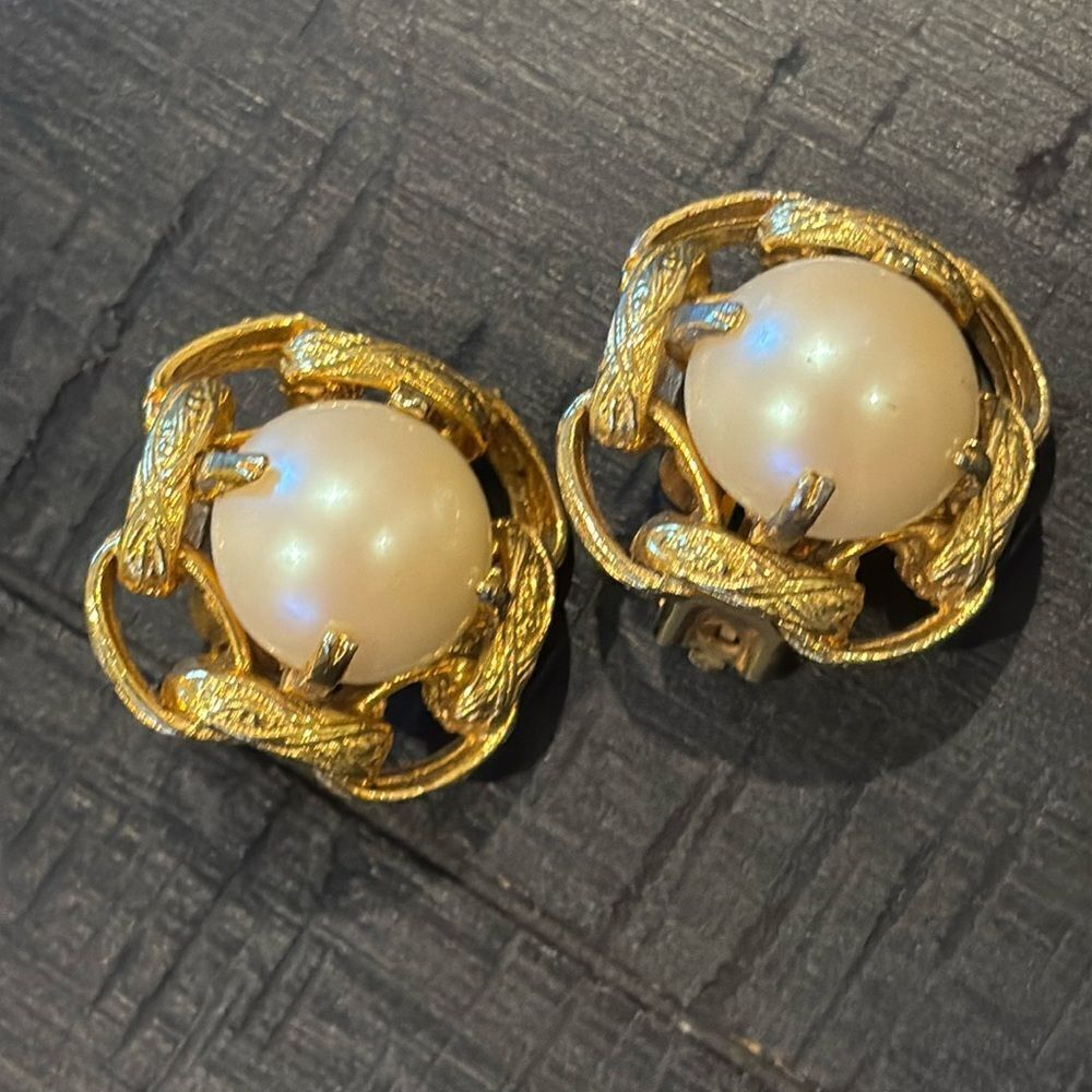 Vintage Graziano Faux Pearls Clip On Earrings Bookchain Gold Tone Statement​​​